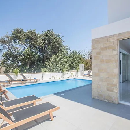 Feriehus 4-schlafzimmer-villa Mit Pool Im Zentrum Von By Interhome Protaras