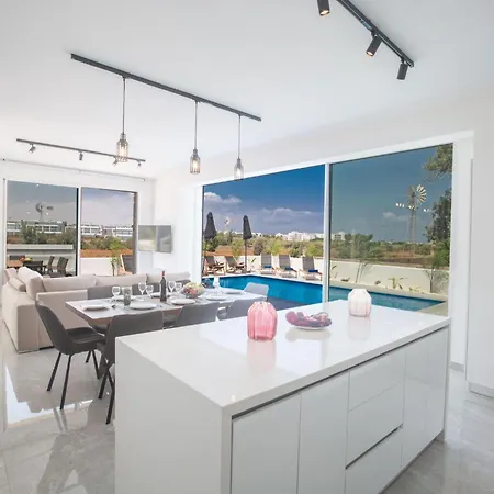 4-schlafzimmer-villa Mit Pool Im Zentrum Von By Interhome Feriehus