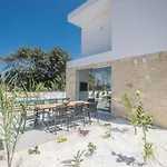 4-schlafzimmer-villa Mit Pool Im Zentrum Von By Interhome *