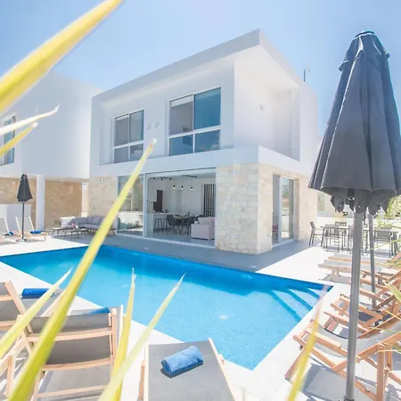 4-schlafzimmer-villa Mit Pool Im Zentrum Von By Interhome *