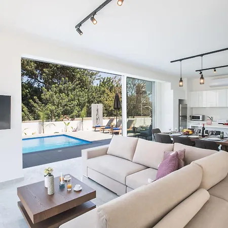 Nyaraló 4-schlafzimmer-villa Mit Pool Im Zentrum Von By Interhome *