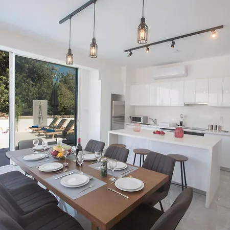 Nyaraló 4-schlafzimmer-villa Mit Pool Im Zentrum Von By Interhome