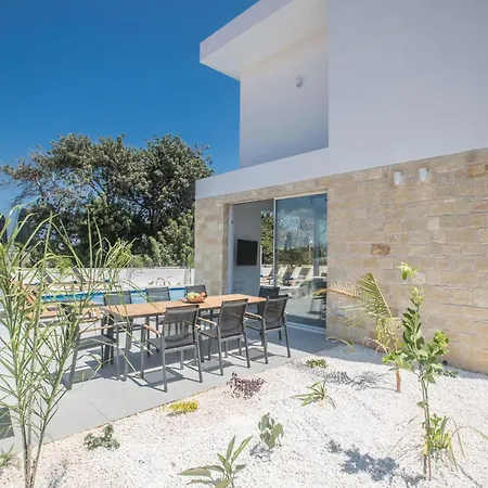 4-schlafzimmer-villa Mit Pool Im Zentrum Von By Interhome *