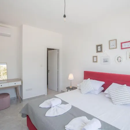 4-schlafzimmer-villa Mit Pool Im Zentrum Von By Interhome *
