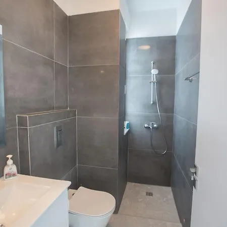 4-schlafzimmer-villa Mit Pool Im Zentrum Von By Interhome Protaras