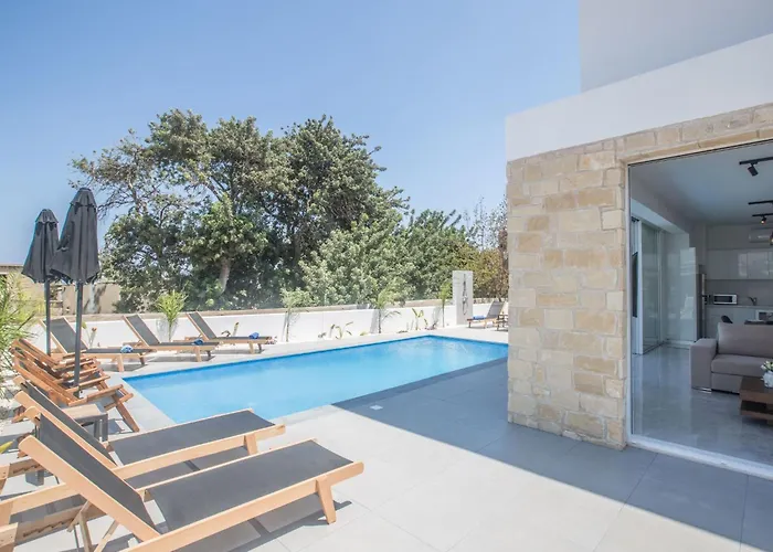 Prázdninový dům 4-schlafzimmer-villa Mit Pool Im Zentrum Von By Interhome Protaras