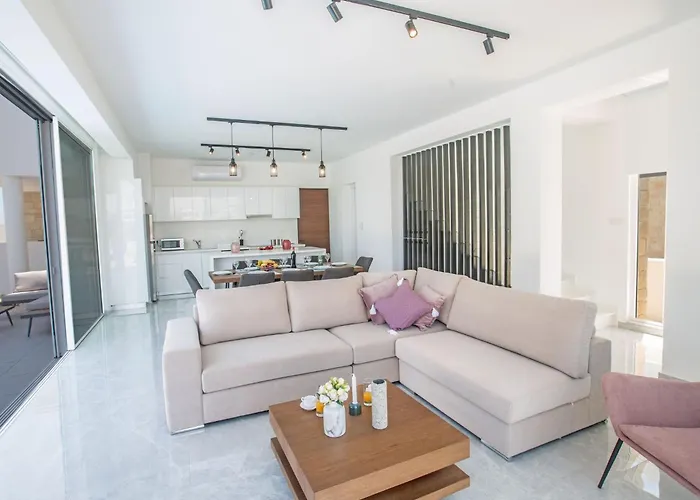 Nyaraló 4-schlafzimmer-villa Mit Pool Im Zentrum Von By Interhome