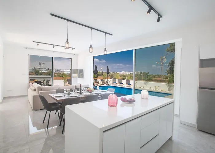 4-schlafzimmer-villa Mit Pool Im Zentrum Von By Interhome Nyaraló