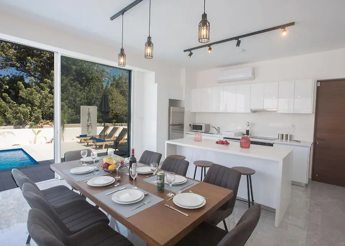 Nyaraló 4-schlafzimmer-villa Mit Pool Im Zentrum Von By Interhome