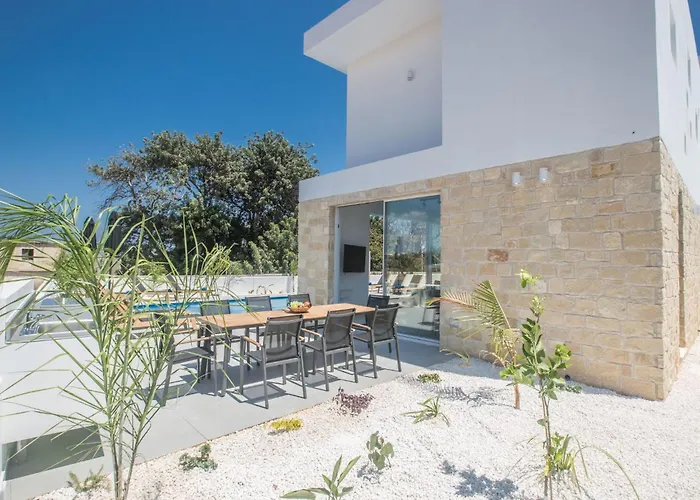 4-schlafzimmer-villa Mit Pool Im Zentrum Von By Interhome *