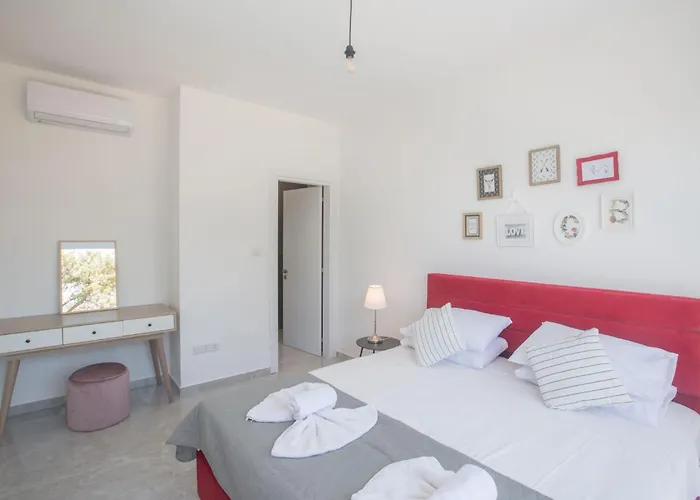 4-schlafzimmer-villa Mit Pool Im Zentrum Von By Interhome *