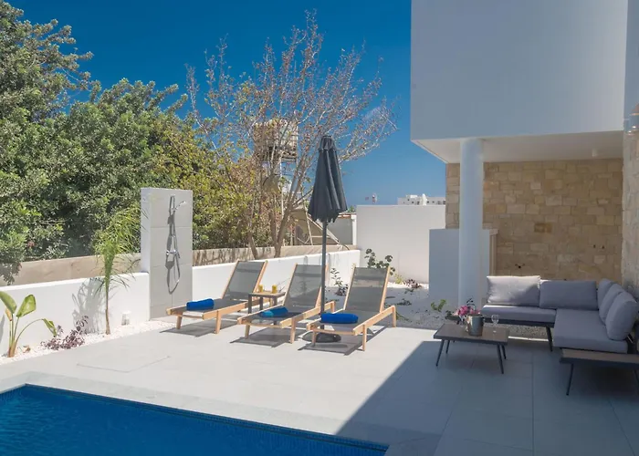 4-schlafzimmer-villa Mit Pool Im Zentrum Von By Interhome *