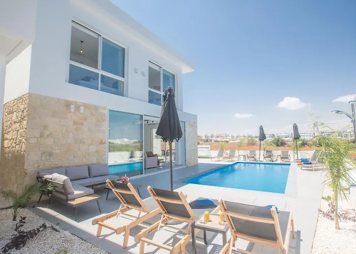 Nyaraló 4-schlafzimmer-villa Mit Pool Im Zentrum Von By Interhome