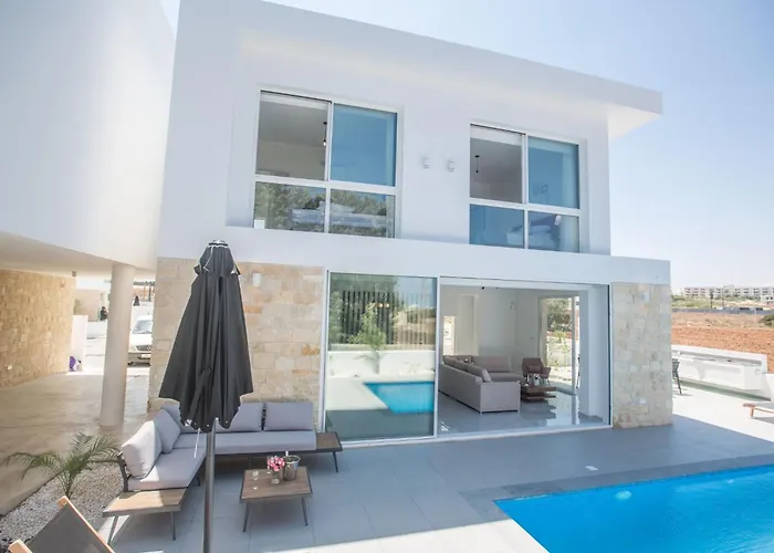 Nyaraló 4-schlafzimmer-villa Mit Pool Im Zentrum Von By Interhome Protarász