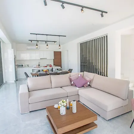 Ferienhaus 4-schlafzimmer-villa Mit Pool Im Zentrum Von By Interhome