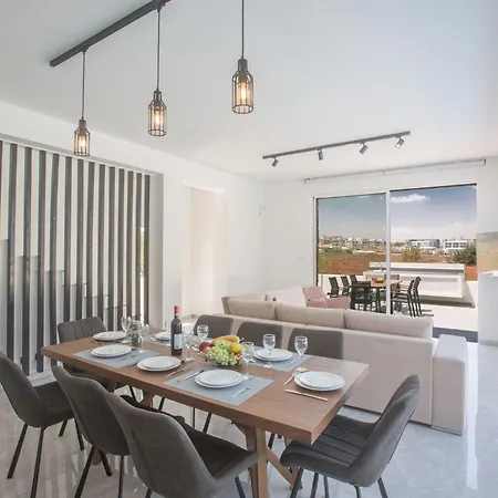 Ferienhaus 4-schlafzimmer-villa Mit Pool Im Zentrum Von By Interhome *