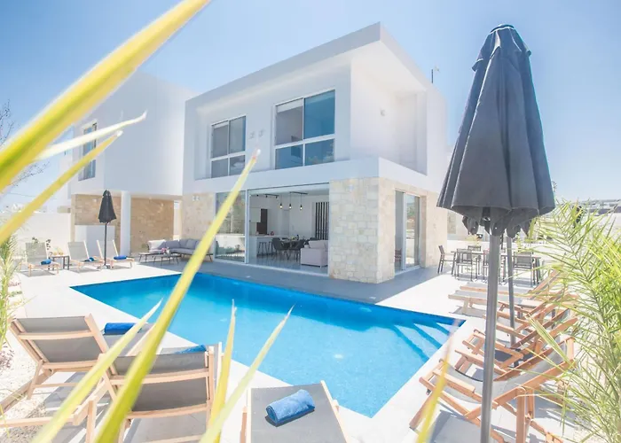 4-schlafzimmer-villa Mit Pool Im Zentrum Von By Interhome *