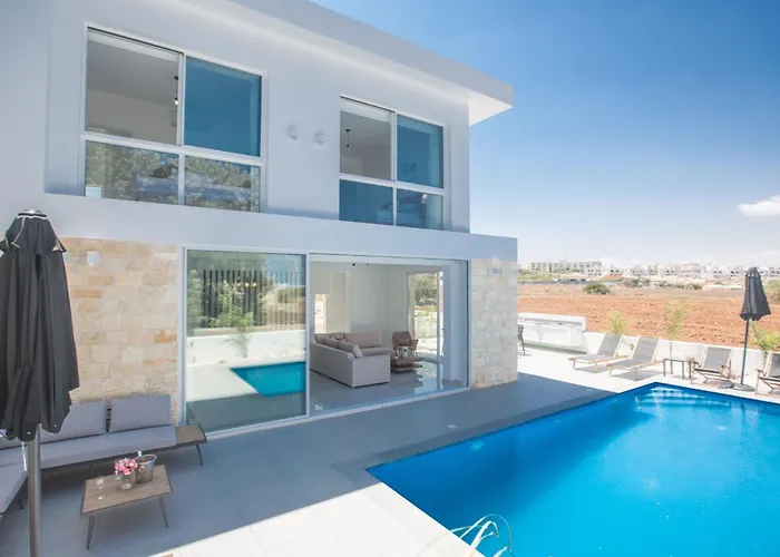 4-schlafzimmer-villa Mit Pool Im Zentrum Von By Interhome *