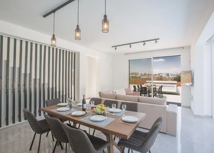 Ferienhaus 4-schlafzimmer-villa Mit Pool Im Zentrum Von By Interhome *